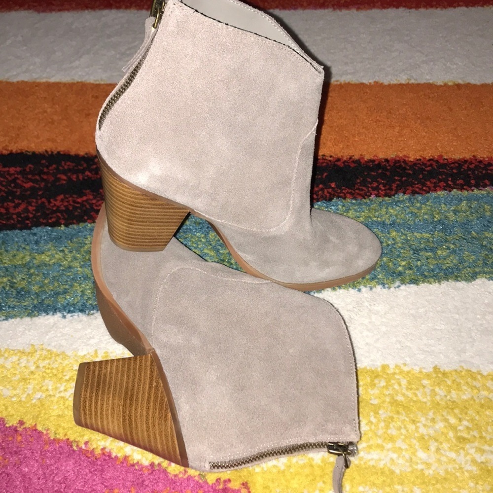 Tesori Raven Khaki Suede ankle booties size 9.5